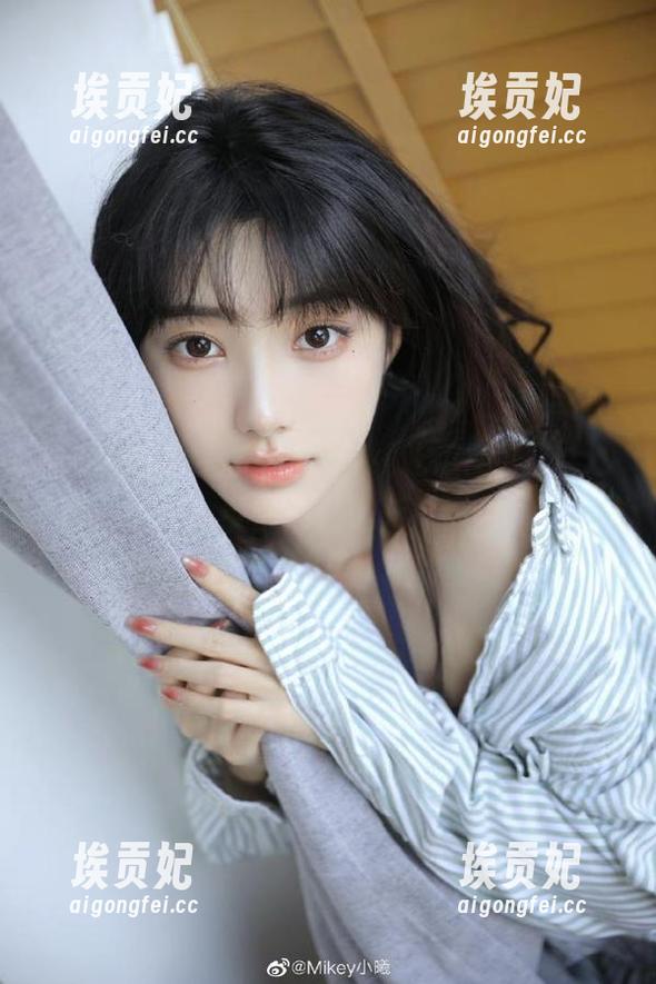 探秘17在线吃瓜网导航，少女带你揭秘最新瓜事